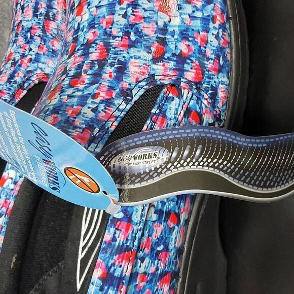 Easy Works by Easy Street Women's Leeza Slip Resistant Clog | 11M - Picture 8 of 9